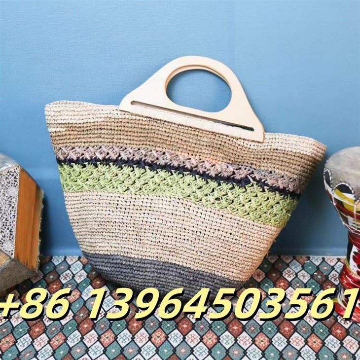 Τσάντα raffia με ξύλινες λαβές
